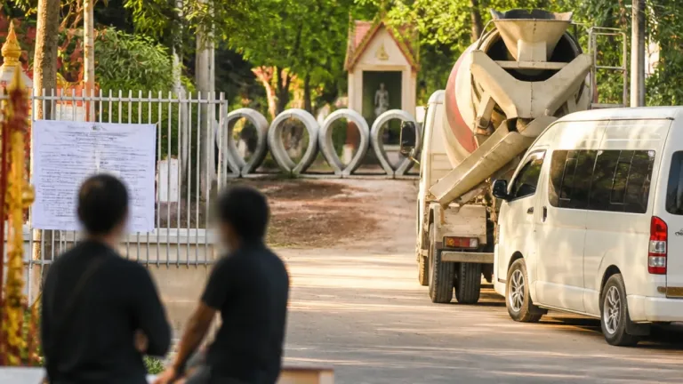ตร.ออกหมายเรียก "ป้าดา" คดีปิดทางเข้า–ออกวัดป่าอดุลยาราม ปมทวงคืนที่ดินและโฉนดขัดแย้ง