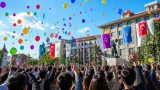 Afyonkarahisar'da lösemiyi yenen Gülsüm Efsa için kent meydanında balonlar uçuruldu
