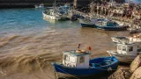 Bartın'ın Amasra ilçesinde kuvvetli rüzgâr: tekneler limana demirledi, deniz çamur rengini aldı