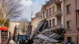 Fatih'te yıkım kararlı otelin çatı katı çöktü, cadde güvenlik nedeniyle kapatıldı