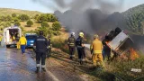 Kadirli Koçlu yolunda iki araç şarampole devrildi; pikap alev aldı, 1 yaralı
