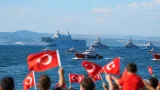 Körfez kıyılarında TEKNOFEST geçişi: TCG Anadolu ve filonun geçişi sahilde ilgiyle izlendi