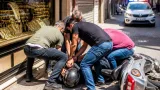 Salihli'de kuyumcuya silahlı saldırı girişimi; esnaf şüpheliyi yakaladı
