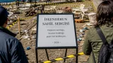 İskenderun sahilinde ‘sergilenen çöp’: Belediye farkındalık için kirli oturma grubunu sanat eseri ilan etti