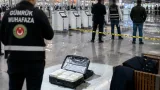 İstanbul Havalimanı'nda pilot kıyafetiyle kaçan şüpheli aranıyor: 25 kilo kokain ele geçirildi