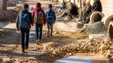 Suruç'ta mahalle sakinleri yıllardır süren bozuk yolların giderilmesini bekliyor