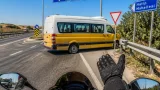Tekirdağ Çorlu çevre yolunda yasak dönüş tartışması: Minibüs ve motosikletli sürücünün karşılaşması