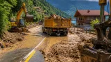 Trabzon Uzungöl'de sağanak sonrası taşkın; kara yolu ulaşıma açıldı