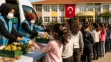İzmit’te okullarda "Beslenme Saati": Öğrencilere armut ve kek ikramı sürdü
