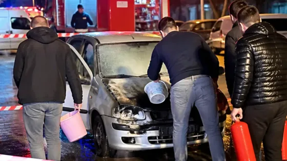 Batman Hilal Mahallesi'nde park halindeki araçta yangın: Vatandaş müdahalesiyle söndürüldü