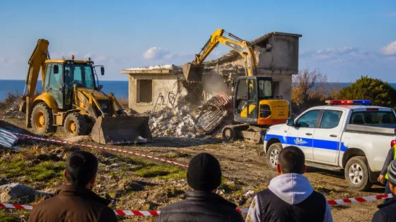 Çanakkale Ezine'de 7 kaçak yapı yıkıldı: İl Özel İdaresi operasyonları sürdürüyor
