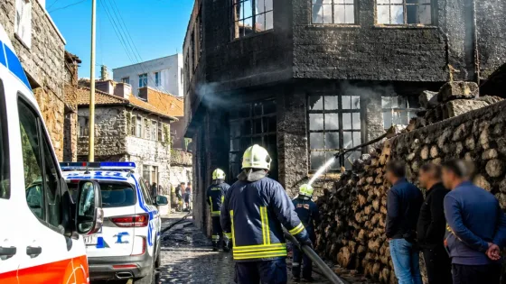 Çermik Kale Mahallesi'nde ev yangını: dar sokaklar müdahaleyi uzattı, ev kullanılamaz oldu