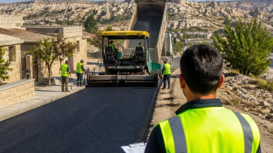 Gülşehir'de Açıksaray ve Karavezir mahallelerinde yol yapım çalışmaları sürüyor