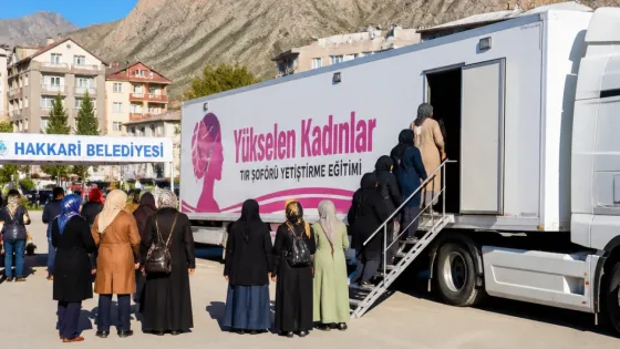 Hakkari'de Bakan Göktaş, 'Yükselen Kadınlar' tırında kadınların ekonomik güçlenmesini konuştu