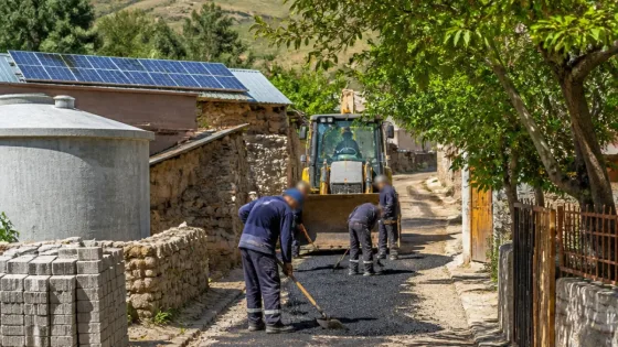 Karakoçan köylerinde yol, su ve güneş enerjisi yatırımları sürüyor