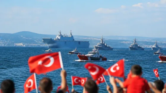 Körfez kıyılarında TEKNOFEST geçişi: TCG Anadolu ve filonun geçişi sahilde ilgiyle izlendi