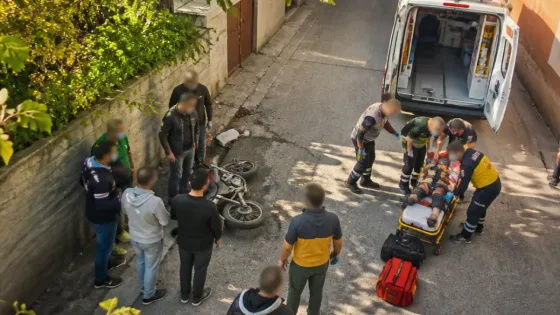 Kozan'da sabah çarpışması: 17 yaşındaki motosiklet sürücüsü ağır yaralandı