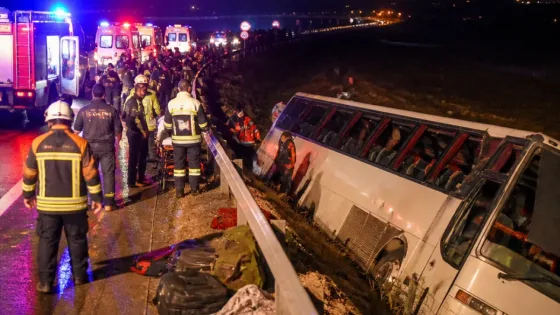 Merzifon'da şehirlerarası yolcu otobüsü bariyere çarparak şarampole uçtu
