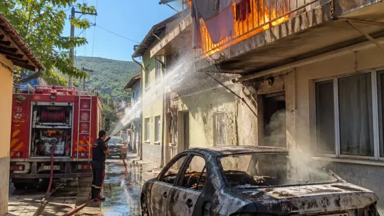 Niksar Yolkonak'ta park halindeki otomobil yandı, balkonundaki çamaşırlar tutuştu