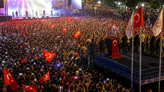 Salihli'de 104. yıl coşkusu: Adamlar grubu Atatürk Kent Meydanı'nı doldurdu