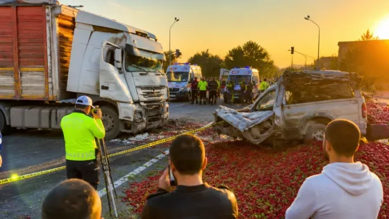 Siverek Oto Sanayi Kavşağında Tır ile Kamyonet Çarpıştı: 3 Yaralı