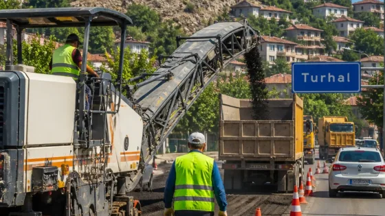 Turhal’da yol yenilemede dönüşüm: Asfalt frezesiyle malzeme yerinde işleniyor
