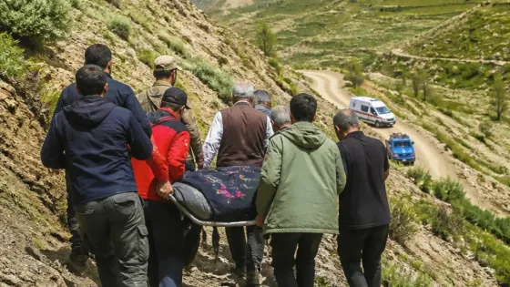 Yüksekova'da patika yolda fenalaşan kişinin cenazesi 7 kilometre taşındı