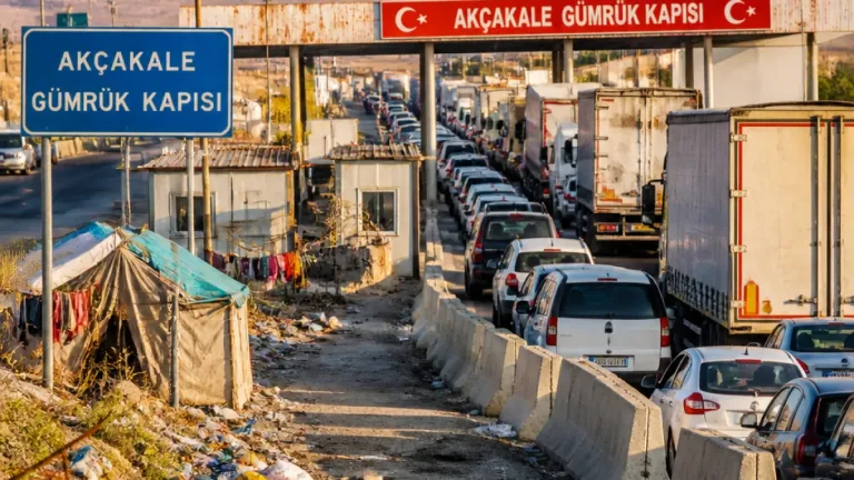 Akçakale Sınır Kapısı’nda araç yoğunluğu: Eski MHP ilçe başkanından eşitlik ve şeffaflık çağrısı