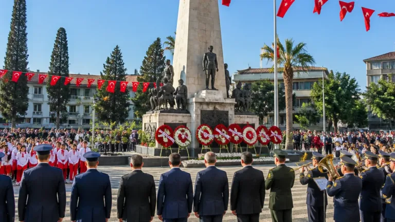 Akhisar'da 30 Ağustos kutlamaları protokol ve vatandaşların katılımıyla gerçekleştirildi