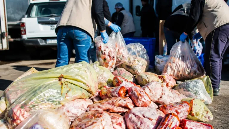 Antalya Aksu'da 1 tona yakın uygunsuz gıda ürününe el konuldu