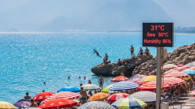 Antalya'da yüksek nem ve sıcaklık tatilci ve kentlileri sahillere çekti
