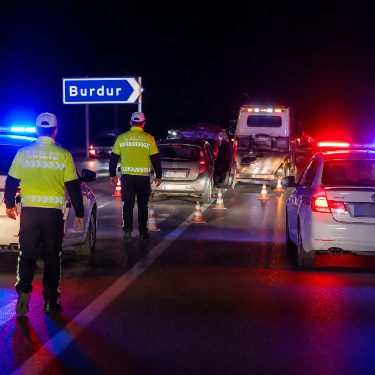 Isparta'da başlayan kovalamaca 40 km sürdü: Çalıntı araçla kaçan sürücü Burdur'da yakalandı