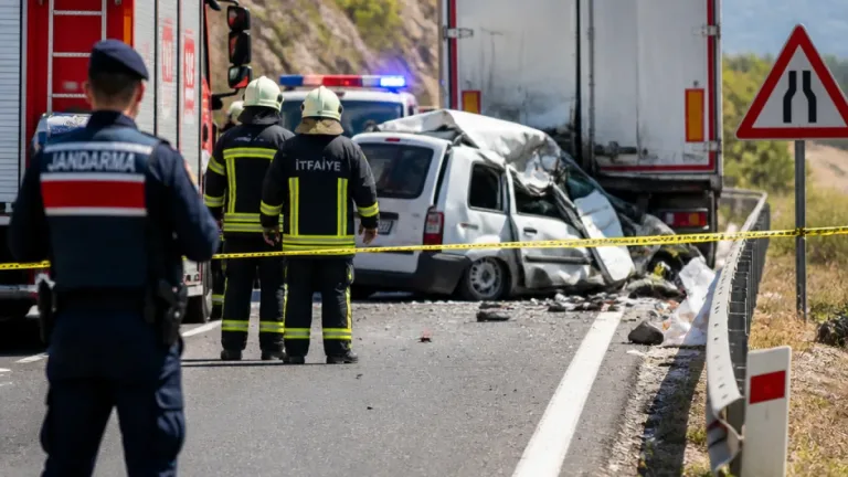 Aydın Kuyucak’ta tek şeritteki kazada TIR çarpışması: 3 kişi hayatını kaybetti