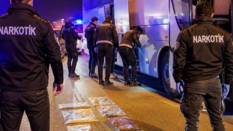 Babaeski'de göçmen kaçakçılığı operasyonu: 3 şüpheli tutuklandı, 7 yabancı sınır merkezine gönderildi