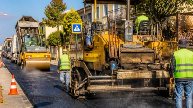 Bergama'da cadde ve mahalle yolları yenileniyor: Binlerce ton sıcak asfalt serildi