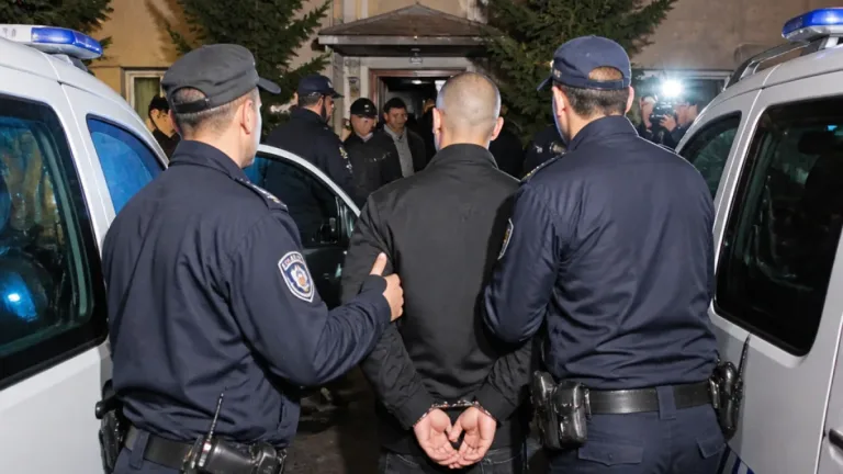 Bursa’da üç firari hükümlü yakalandı: Saklandığı yerde saçını kazıtan şüpheli de tutuklandı