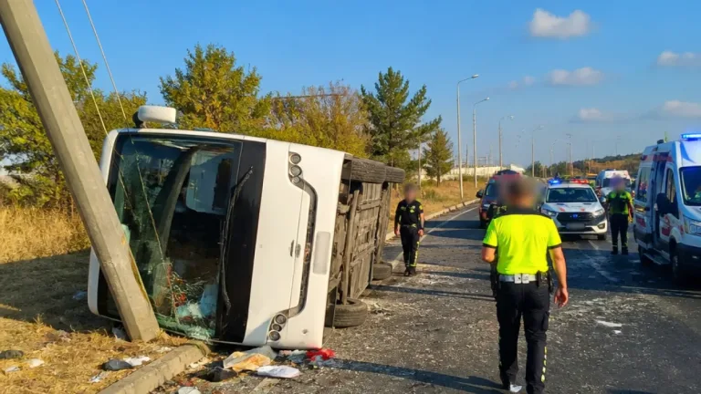 Çerkezköy'de yolcu minibüsü elektrik direğini devirdi: 1 aylık bebek ile iki çocuk yaralandı