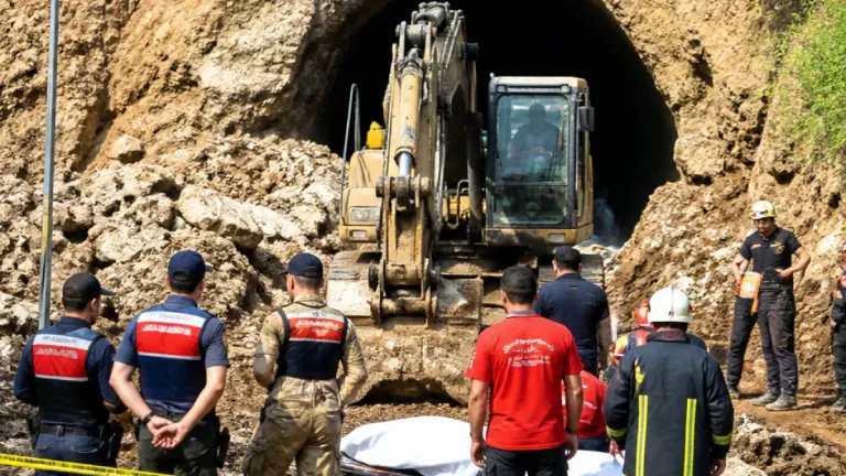 Çumra'da Mavi Tünel Caddesi yeniden düzenleniyor: Kaldırım ve peyzaj çalışmaları sürüyor
