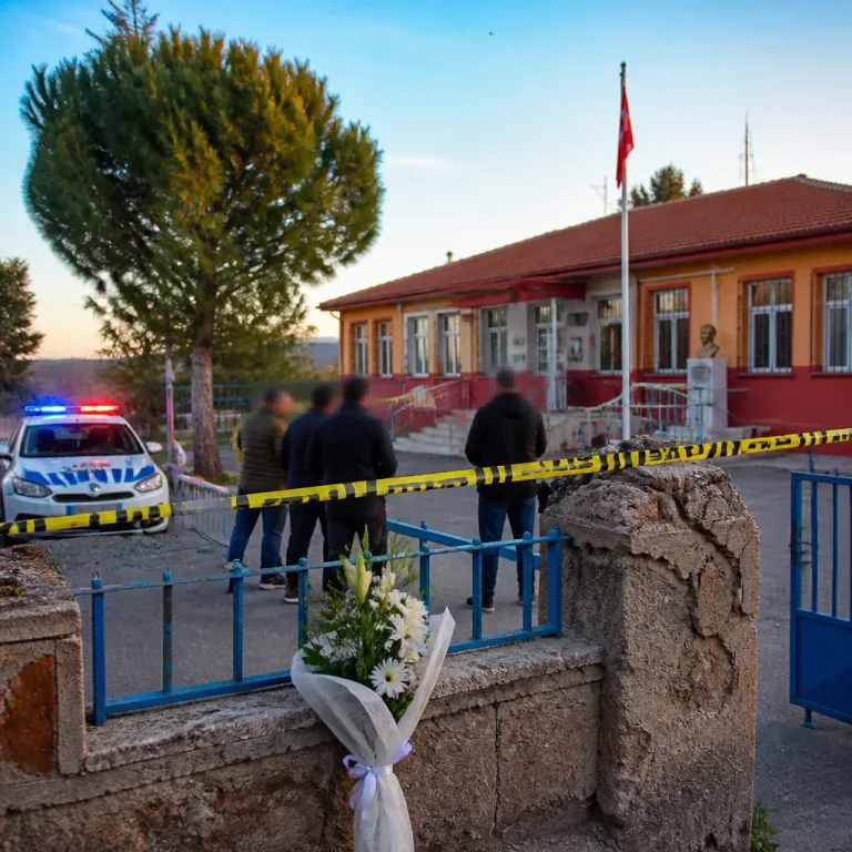 Osmaniye'de okul içinde öğretmen silahlı saldırıda hayatını kaybetti; sendikadan başsağlığı