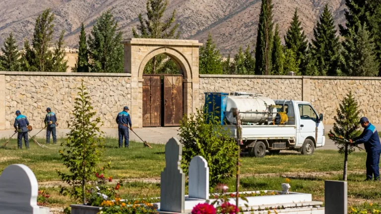 Elbistan’da mezarlıklar yenileniyor: Bakım, ilaçlama ve onarım çalışmaları sürdürüyor