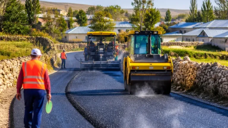 Erciş’te yaklaşık 20 kilometrelik grup yoluna sıcak asfalt çalışması hızlandı