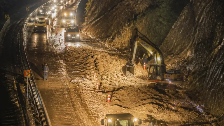 Erzincan-Sivas yolunda heyelan ulaşımı durdurdu: Tüneller mevkii kapalı kaldı