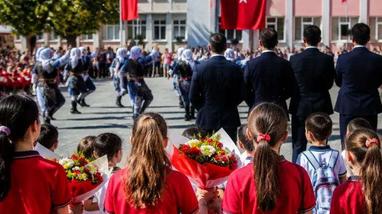 Espiye'de İlköğretim Haftası töreni: 4. sınıflar yeni öğrencilere çiçek verdi