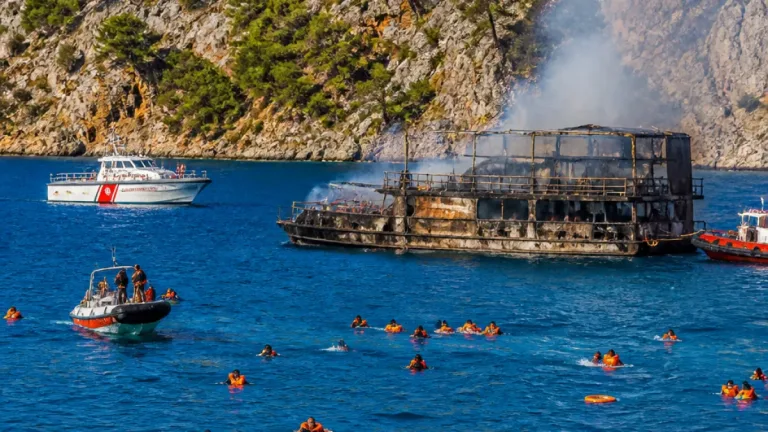 Fethiye Katrancı Koyu'nda tekne yangını: 115 kişi denize atlayarak kurtarıldı