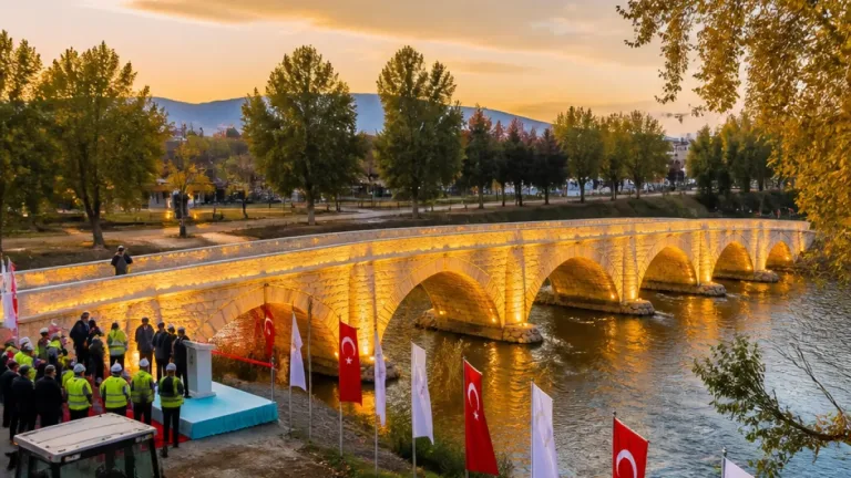Gediz Nehri üzerindeki Tarihi Gediz Köprüsü aslına uygun restore edilerek hizmete açıldı