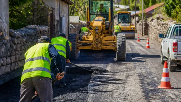 Hanak'ta Atalar Mahallesi'nde altyapı sonrası yol düzenlemeleri sürüyor