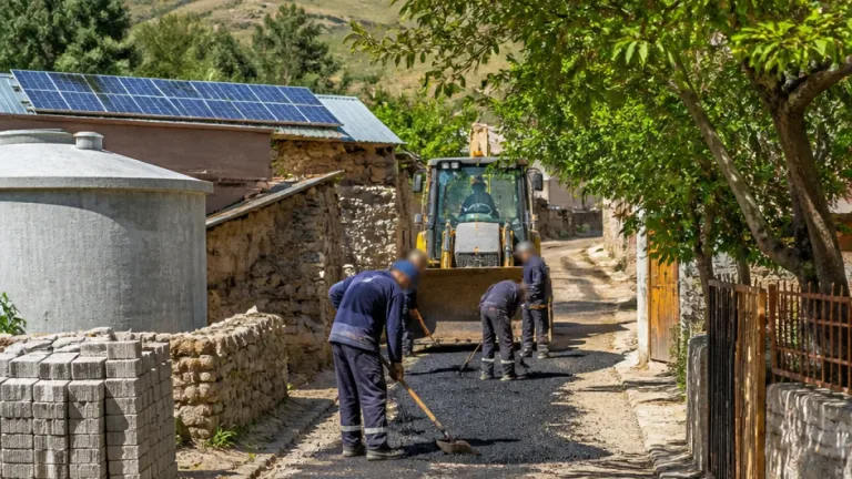 Karakoçan köylerinde yol, su ve güneş enerjisi yatırımları sürüyor