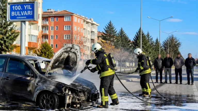 Karaman'da seyir halindeki LPG'li otomobil alev aldı: 5 kişi kurtuldu