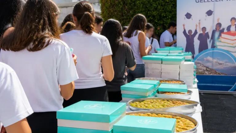 Kemer'de ücretsiz üniversite kursu öğrencilerine tatlıyla moral desteği