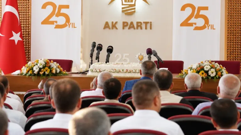 Kilis'te AK Parti 25. yılını il binasında düzenlenen toplantıyla andı